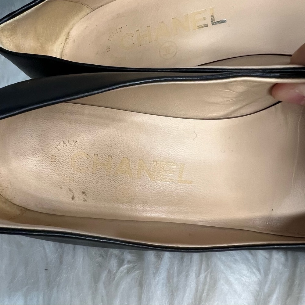 Chanel Black Lambskin Leather Pearl CC Logo Round Toe Low Block Heel Pump - 36C - Picture 13 of 16